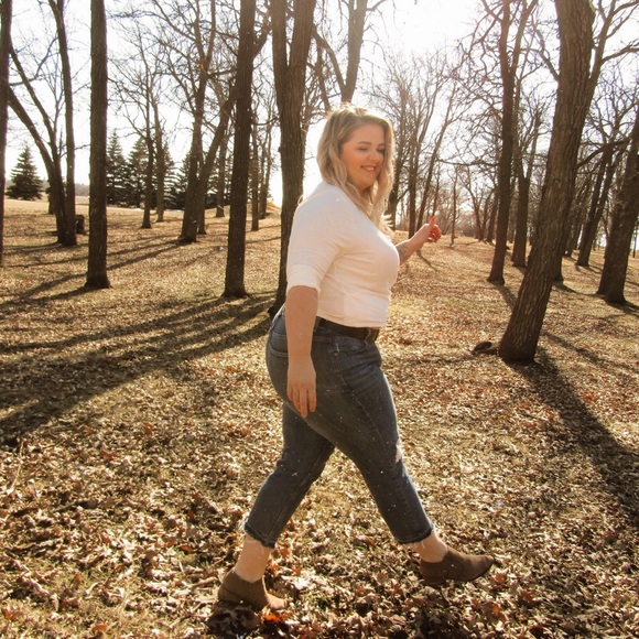 Meet your Posher, Danielle - Picture 2 of 3